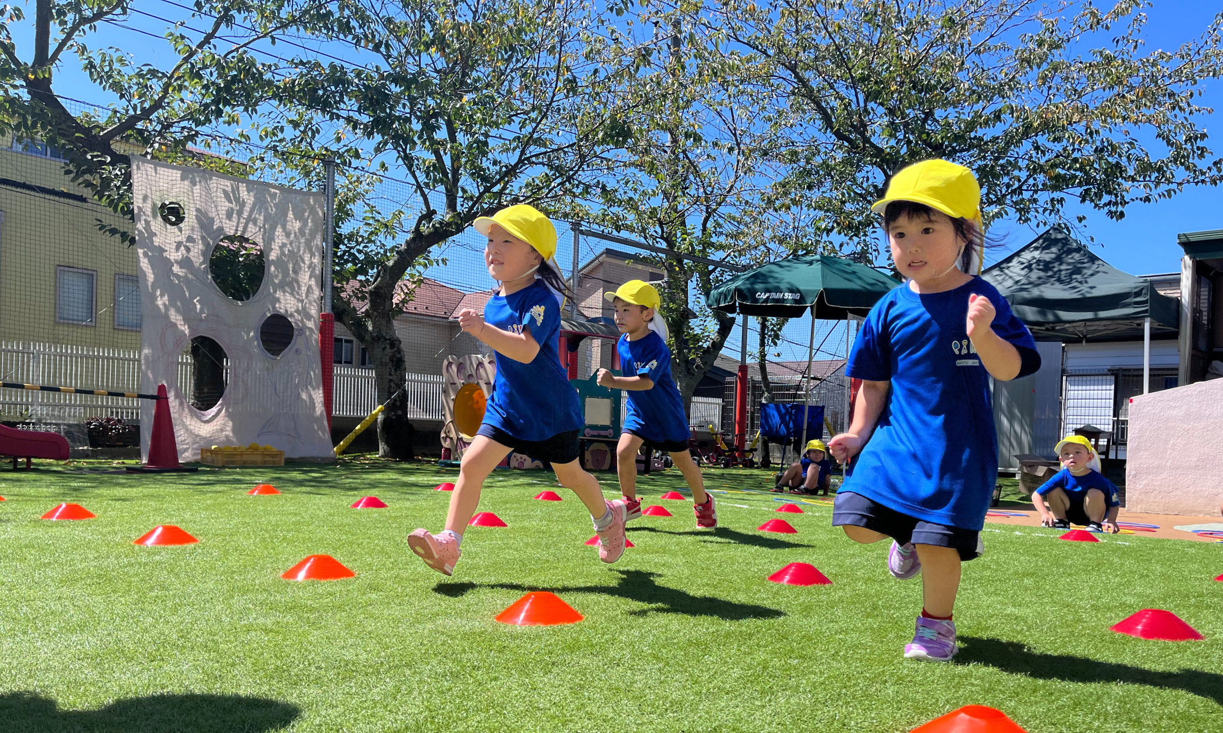 一生懸命走り回る子どもたち