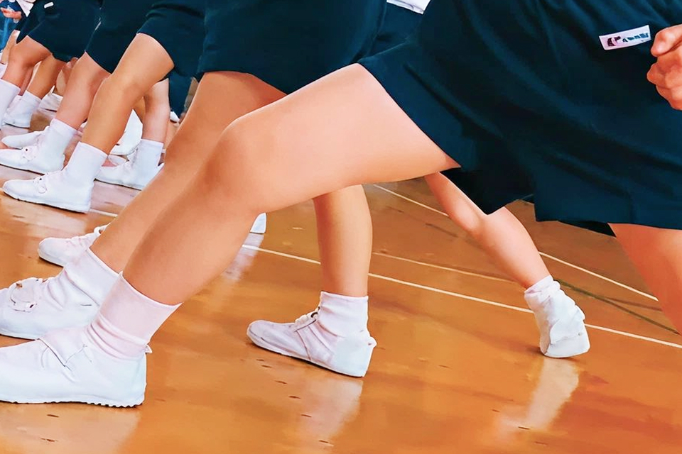 運動する子どもたち